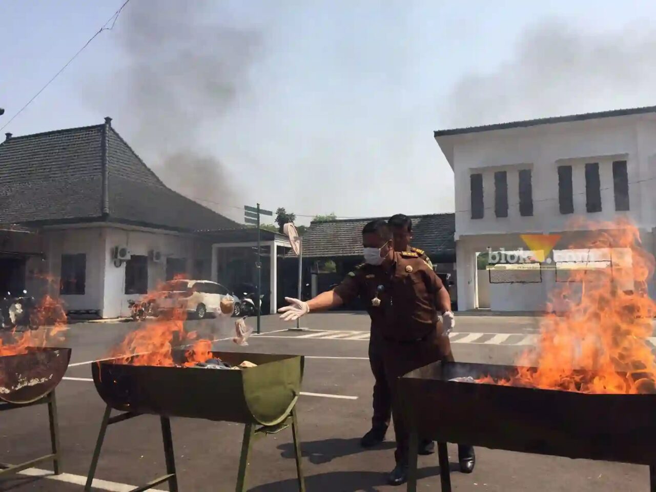 Caption : Pemusnahan ratusan barang bukti tindak pidana umum di Kejaksaan Negeri (Kejari) Kabupaten Malang (Blok-a.com/ Putu Ayu Pratama S)