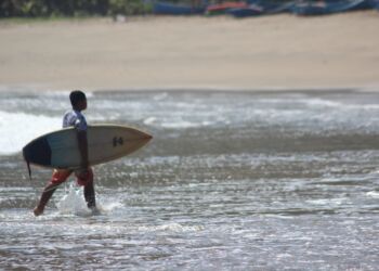 Raul, peselancar air kecil, di Pantai Wedi Awu, Desa Wisata Bowele, Purwodadi, Kabupaten Malang (foto : Widya Amalia/Blok-A)