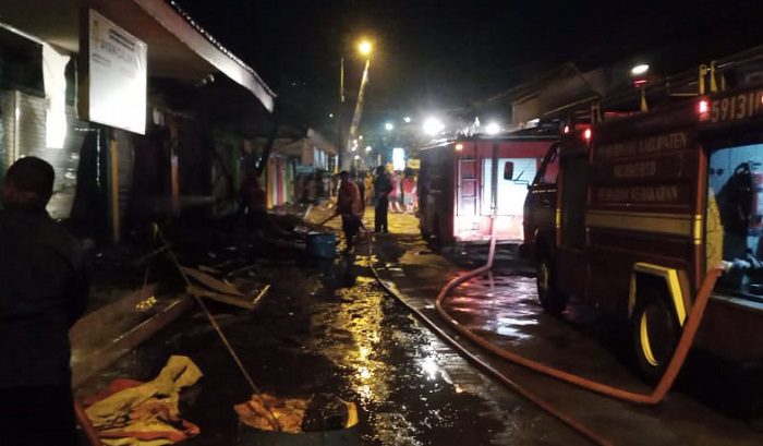 Petugas pemadam kebakaran sedang proses pembasahan ruko yang terbakar.(dok. BPBD Kabupaten Mojokerto)