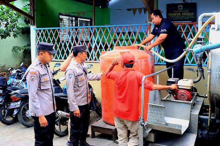 Polres Blitar Kota memberikan bantuan air bersih ke Pondok Pesantren Ibadurrahman Ngegong Kecamatan Sananwetan Kota Blitar. (Humas Polres Blitar Kota)