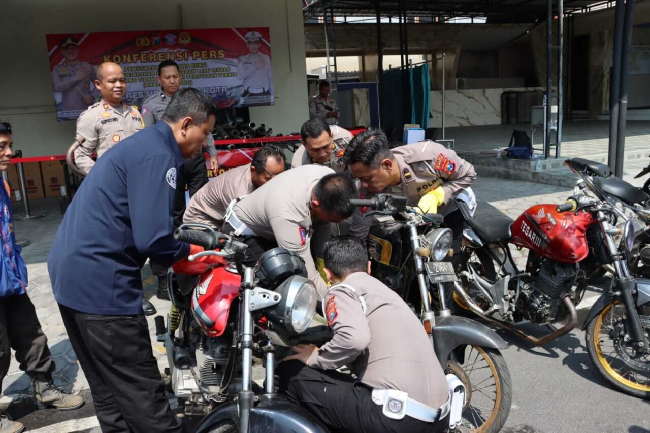 Pemusnahan knalpot brong di Polresta Mojokerto.(blok-a.com/Syahrul)