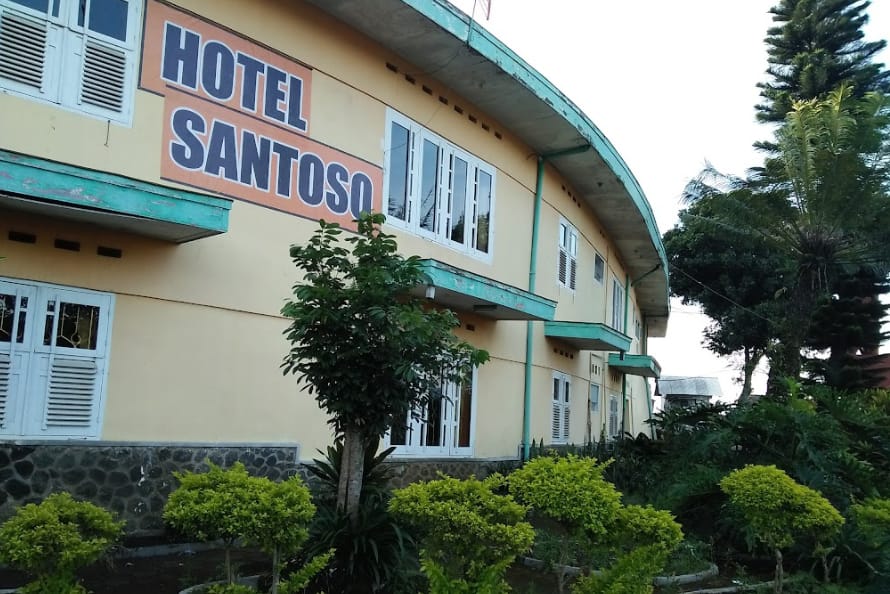 Tampak samping Hotel Santoso (Sumber; Google Maps)