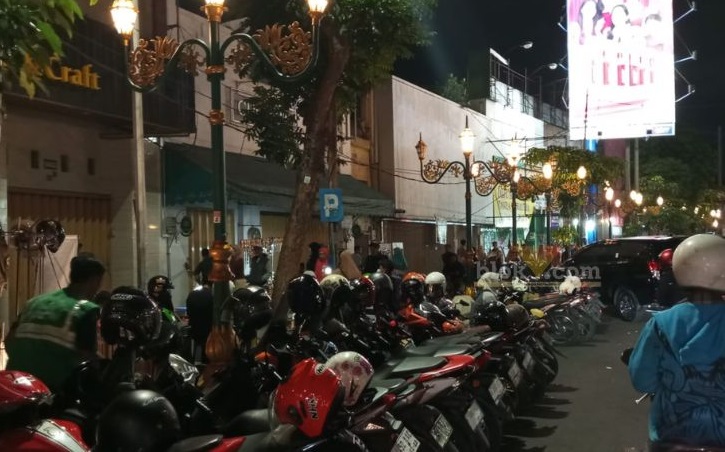 Suasana area parkir Koridor Kayutangan Heritage di malam hari. (blok-a.com/Satria Akbar Sigit)