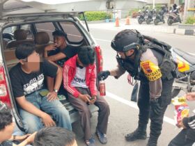 Sedikitnya 30 suporter PSS Sleman yang kedapatan membawa miras di sekitar Stadion Manahan Solo diamankan petugas.