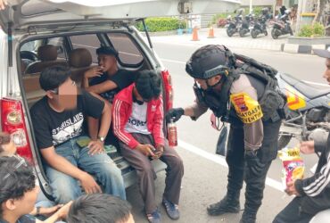 Sedikitnya 30 suporter PSS Sleman yang kedapatan membawa miras di sekitar Stadion Manahan Solo diamankan petugas.