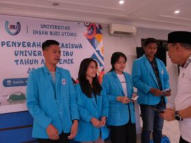 Rektor Universitas IBU Dr. Nurcholis Sunuyeko, M.Si bersama mahasiswa penerima beasiswa (dok. Universitas IBU)