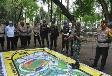 Personel gabungan melakukan Tactical Floor Game pengamanan PSS Sleman Vs Persita Tangerang di Stadion Manahan Solo.