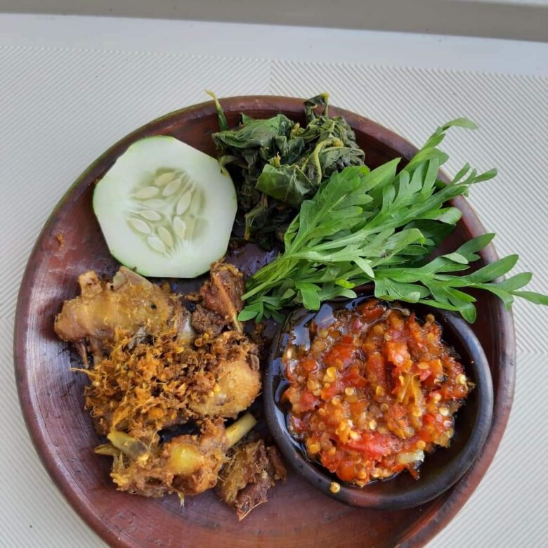Penampakan lalapan bebek di tempat kuliner dekat kampus Unitri Malang (Source: google maps oleh waroeng bebek)