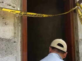Lokasi rumah ibu muda yang diduga dirampok sekaligus dibunuh diberi garis kuning.(blok-a.com/ivan)