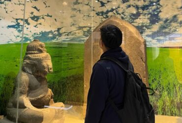 Salah satu wisatawan saat di Museum Mpu Purwa Malang (blok-a/Bob Bimantara Leander)