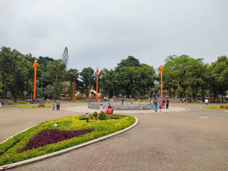 Suasana Pengunjung Alun-alun Kota Malang, (Yuki Setiawan/Mahasiswa PKL Unitri)