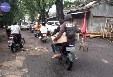 Bendera Partai sebagai tanda jalan rusak dj Jalan Gede Kota Malang, Jumat (8/3/2024). (blok-a/Satria Akbar Sigit)