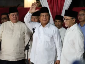 Prabowo usai menyampaikan pidato kemenangannya di kediamannya, Kertanegara IV, Jakarta, Rabu (20/3/2024) malam. (Foto istimewa)