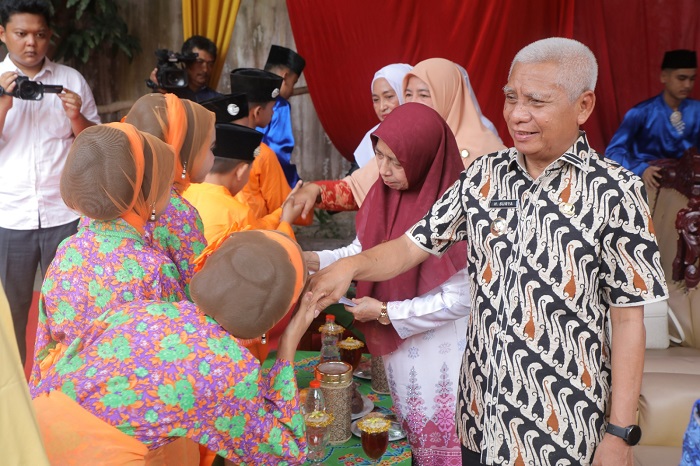 Bupati Asahan H Surya BSc menyalami satu persatu peserta tari gubang tingkat SD dan SMP, di Museum Gedung Juang 45 Kisaran, Kamis (25/4/2024).