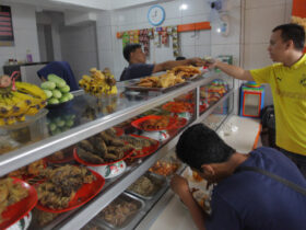 Hukum Membuka Warung Makan saat Ramadan (dok.kumparan)