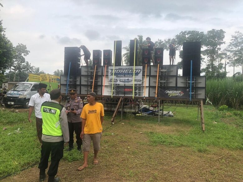 Proses pembubaran check sound horeg di Desa Kanigoro, Kecamatan Pagelaran, Kabupaten Malang (dok. Humas Polres Malang)