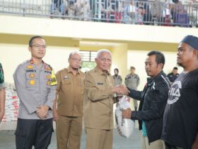 Bupati Asahan H Surya menyalurkan simbolis bantuan beras dhuafa.