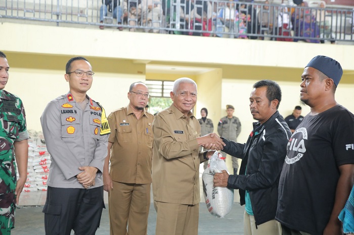 Bupati Asahan H Surya menyalurkan simbolis bantuan beras dhuafa.