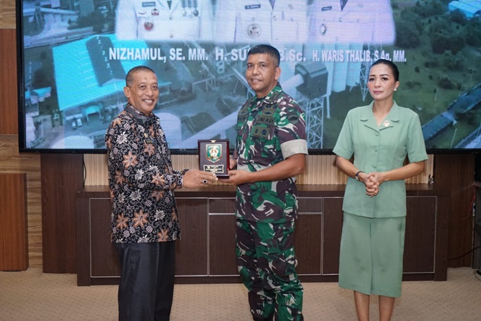 Penyerahan cinderamata kepada Kolonel Infanteri Agustatius Sitepu di Aula Kodim 0208, Kamis (18/4/2024).