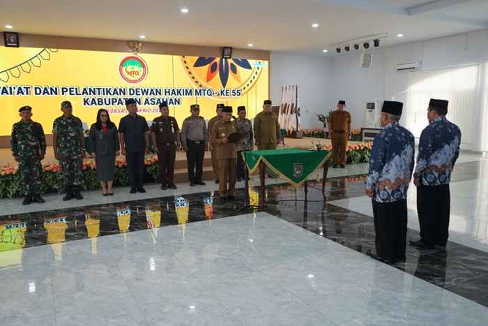 Pelantikan Dewan Hakim MTQ ke-55 tingkat Kabupaten Asahan 2024 di Aula Melati Kantor Bupati setempat, Selasa (23/4/2024).
