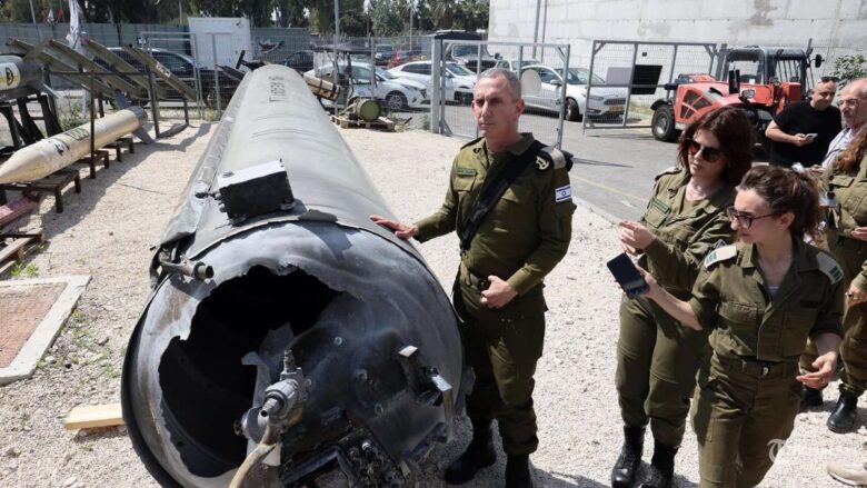 Anggota Militer Israel menunjukkan rudal balistik Iran yang jatuh di Israel (dok.RRI)