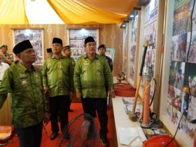 Bupati Asahan H Surya BSc didampingi Wakil Bupati Asahan Zainal A Siregar saat meninjau salah satu stand Asahan Expo