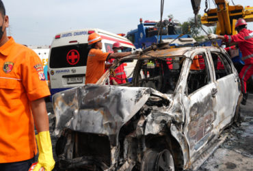 Bangkai kendaraan yang mengalami kecelakaan di Tol Jakarta-CIkampek KM 58, Karawang Timur, Jawa Barat, Senin (8/4/2024).(ANTARA FOTO)