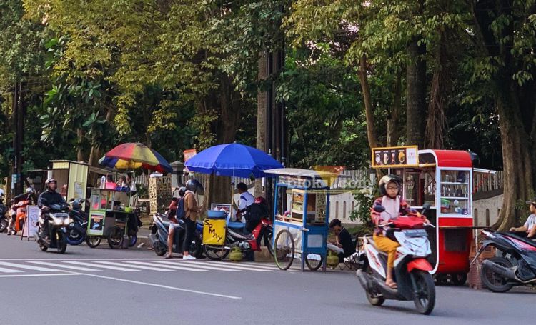PKL Berjejer di Jalan Surabaya Dalam Kota Malang (blok-a.com Internship/Amel)