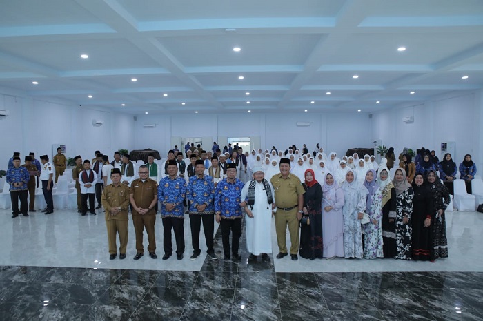 Wakil Bupati bersama Ketua Korpri Asahan berfoto bersama Calon Jamaah Haji (CJH).