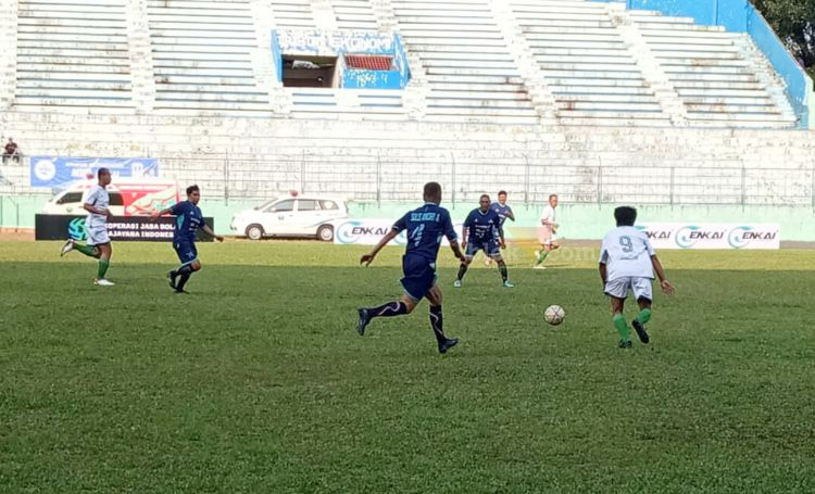 Pertandingan para legenda sepak bola memperingati satu abad Stadion Gajayana, Kota Malang, Minggu (19/5/2024).(blok-a.com/Satria Akbar)