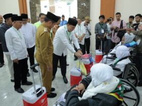 Pj Gubsu didampingi Bupati Asahan menyalami para CJH asal Asahan.(Diskominfo Asahan)