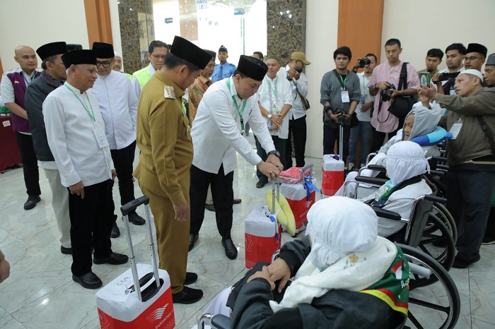 Pj Gubsu didampingi Bupati Asahan menyalami para CJH asal Asahan.(Diskominfo Asahan)