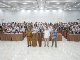 Staf Ahli Bupati Asahan berfoto bersama usai seminar sosialisasi internet sehat bagi pelajar SMP, Selasa (21/5/2024).