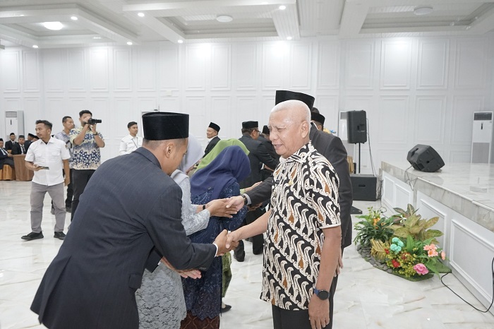 Bupati Asahan menyalami satu persatu anggota PPK usai pelantikan.