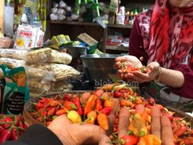 Penjual cabai rawit di pasar tradisional Banyuwangi.(blok-a.com/Kuryanto)