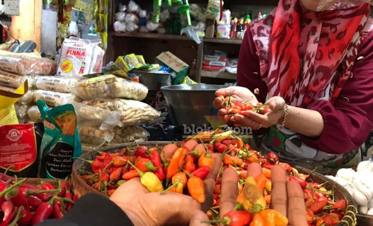 Penjual cabai rawit di pasar tradisional Banyuwangi.(blok-a.com/Kuryanto)