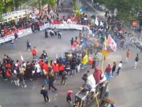 Aksi demo mahasiswa di simpang tiga gedung DPRD Banyuwangi, Jumat (23/8/2024).(blok-a.com/Kuryanto)