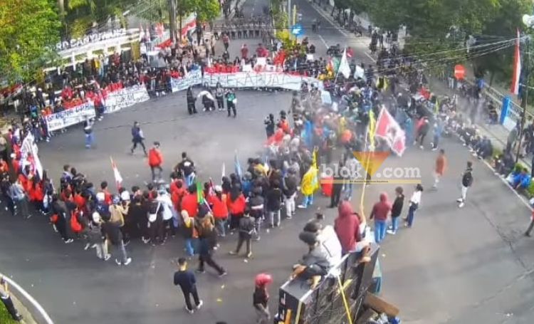 Aksi demo mahasiswa di simpang tiga gedung DPRD Banyuwangi, Jumat (23/8/2024).(blok-a.com/Kuryanto)