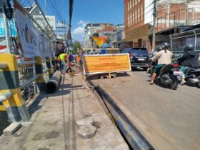 Papan Pengumuman Perbaikan Drainase.(blok-a.com/Yogga Ardiawan)
