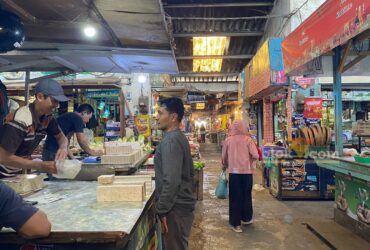 Ilustrasi transaksi pasar tradisional di Kabupaten Malang (blok-a.com/ Putu Ayu Pratama S)