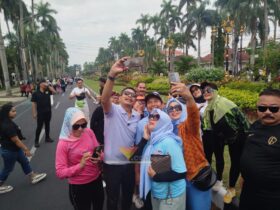 Paslon WALI berfoto bersama pengunjung yang hadir di gelaran CFD (blok-a.com / Yogga Ardiawan)