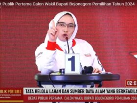 Cawabup Bojonegoro nomor urut 1, Farida Hidayati dalam debat publik perdana Pilkada Bojonegoro 2024. (YouTube KPU Bojonegoro)
