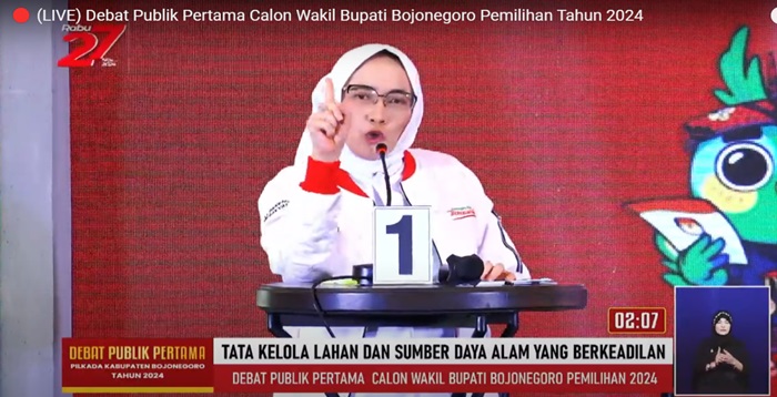 Cawabup Bojonegoro nomor urut 1, Farida Hidayati dalam debat publik perdana Pilkada Bojonegoro 2024. (YouTube KPU Bojonegoro)