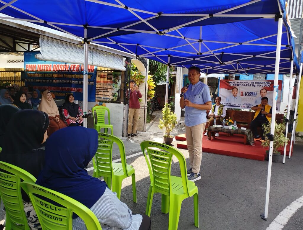 Wahyu Hidayat saat mengunjungi wilayah Gadingkasri (blok-a/Yogga Ardiawan)