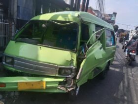 Hilang Kendali, Mikrolet di Singosari Tabrak Tiang Telpon