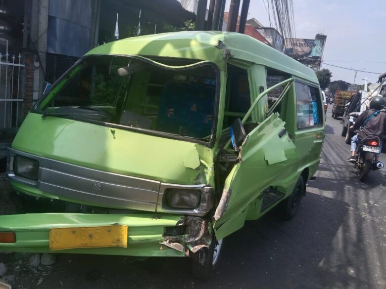 Hilang Kendali, Mikrolet di Singosari Tabrak Tiang Telpon