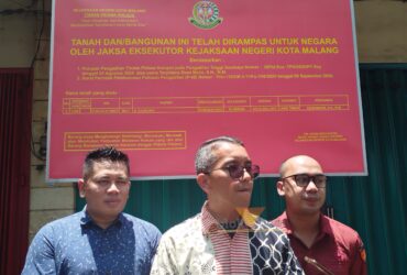 Tim Pidsus Kejari Kota Malang saat menyita aset milik tsk Dewi Maria (blok-a.com / Yogga Ardiawan)