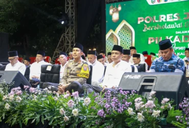 Kapolres Jombang bersama ribuan warga dalam acara sholawat ciptakan pilkada damai.(dokumen Polres)