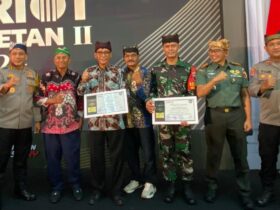 Kapolresta Banyuwangi, Kombes Pol Rama Samtama Putra bersama Tiga Pilar Desa Sepanjang, Kecamatan Glenmore, saat menerima penghargaan APJW 2024, di gedung Grahadi, Surabaya, Kamis (24/10/2024).(Kasi Humas Polresta Banyuwangi)