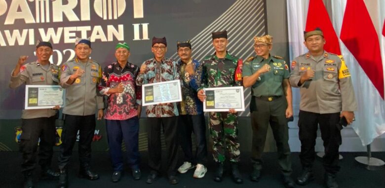 Kapolresta Banyuwangi, Kombes Pol Rama Samtama Putra bersama Tiga Pilar Desa Sepanjang, Kecamatan Glenmore, saat menerima penghargaan APJW 2024, di gedung Grahadi, Surabaya, Kamis (24/10/2024).(Kasi Humas Polresta Banyuwangi)